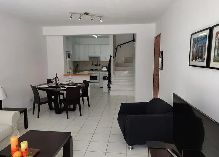 Cyprus-2 Bedrooms Both Ensuite Pool Patios Wifi 別荘